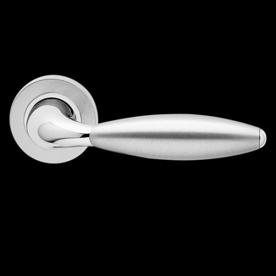 Karcher Design Venice R15E Door Lever Handle on a Round Rose