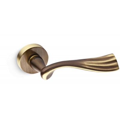 Mandelli River Door Handle on a Rose