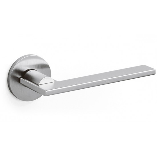 Olivari Open Door Handle on a Round Rose 