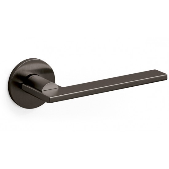 Olivari Open Door Handle on a Round Rose 