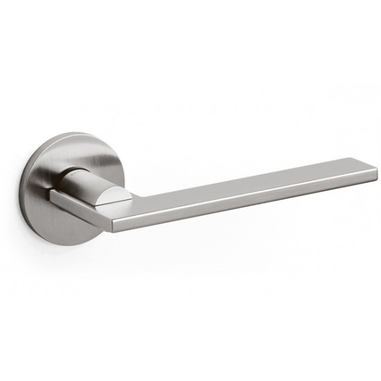 Olivari Open Door Handle on a Round Rose 