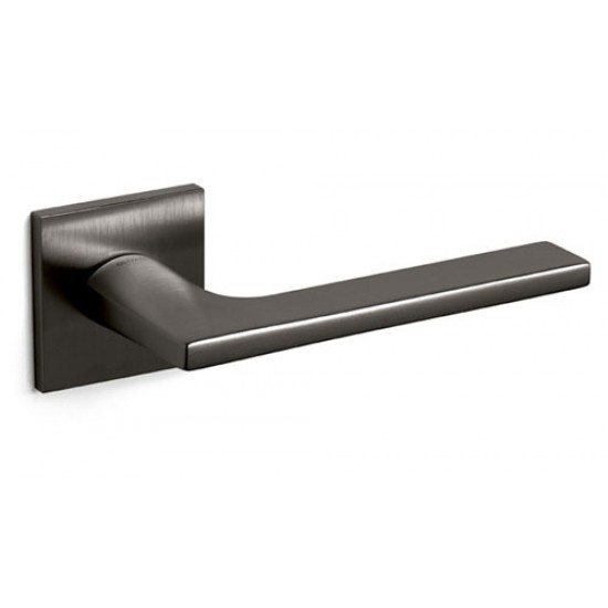 Olivari Lotus Q Door Handle on a Square Rose