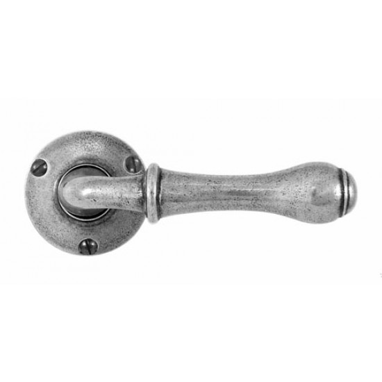 Finesse Design Derwent Range Latch Door Handle on a Rose in Pewter